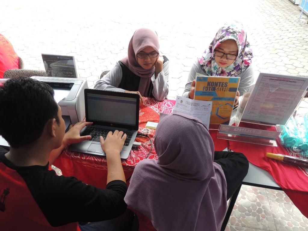 Pengunjung yang sedang melakukan pelaporan SPT Tahunan secara Efiling