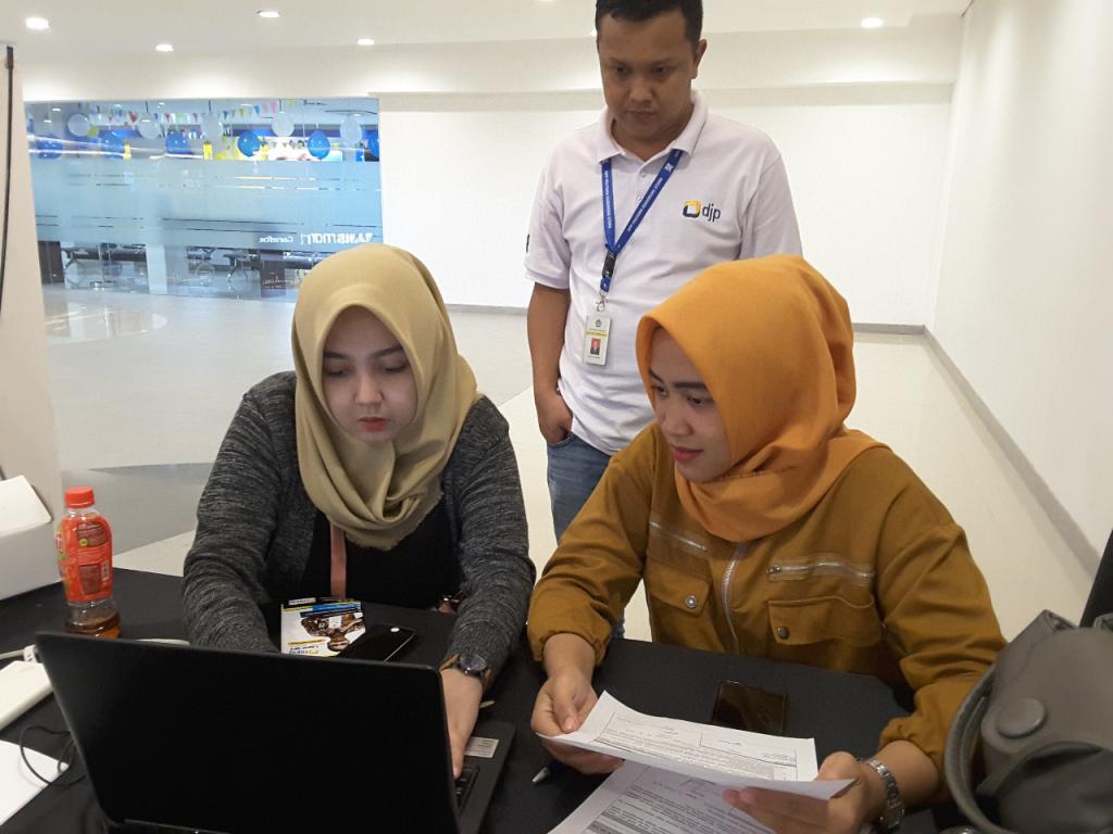 Pengunjung Mall yang sedang melakukan Pelaporan SPT Tahunan melalui efiling