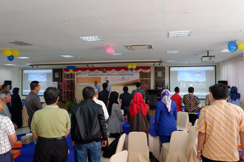 Peserta menyanyikan lagu Indonesia Raya