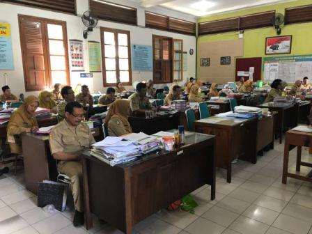 Kepsek dan guru SMPN 24 dapatkan sosialisasi dari meja kerjanya