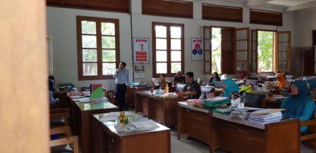 Para guru SMPN 25 terima sosialisasi e-Filing