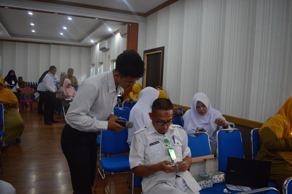 Peserta Dibantu Oleh Pemateri Dalam Mengisi e-filing