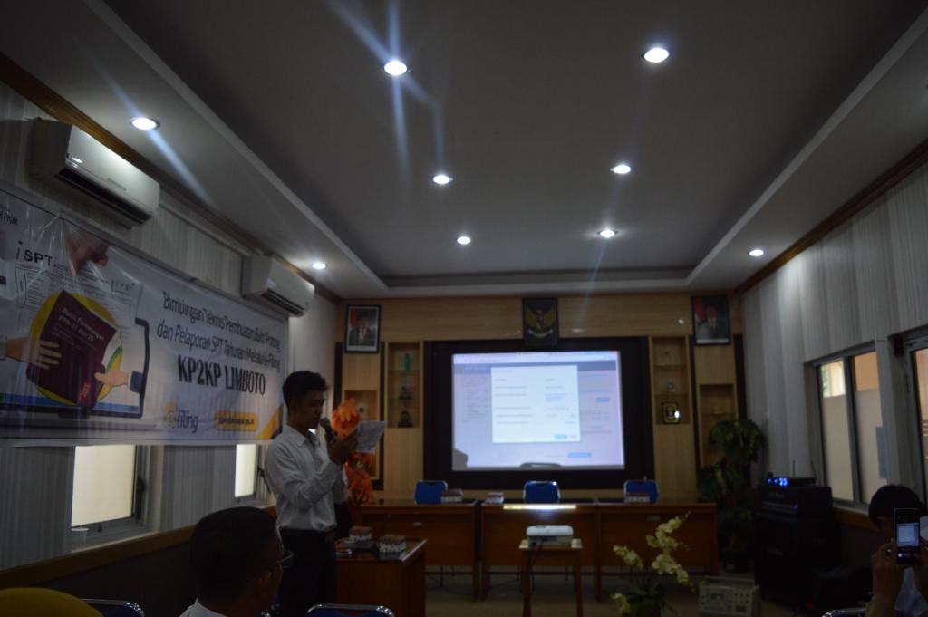 Pemateri Sedang Menjelaskan Pengisian e-Filing