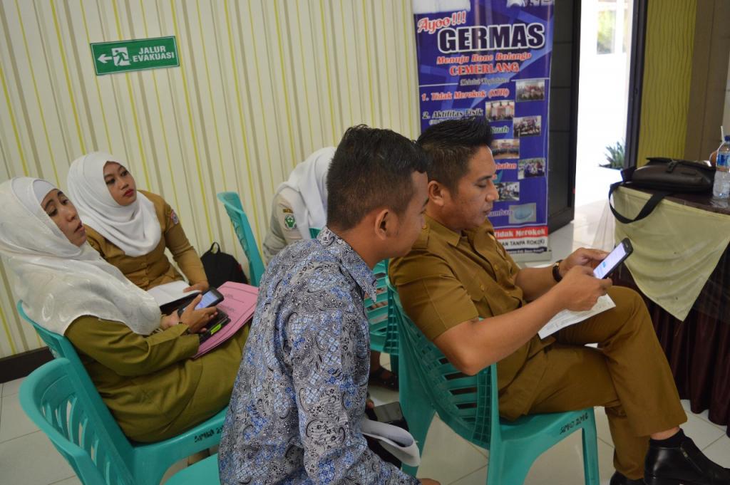 Petugas Melayani Wajib Pajak Berkonsultasi