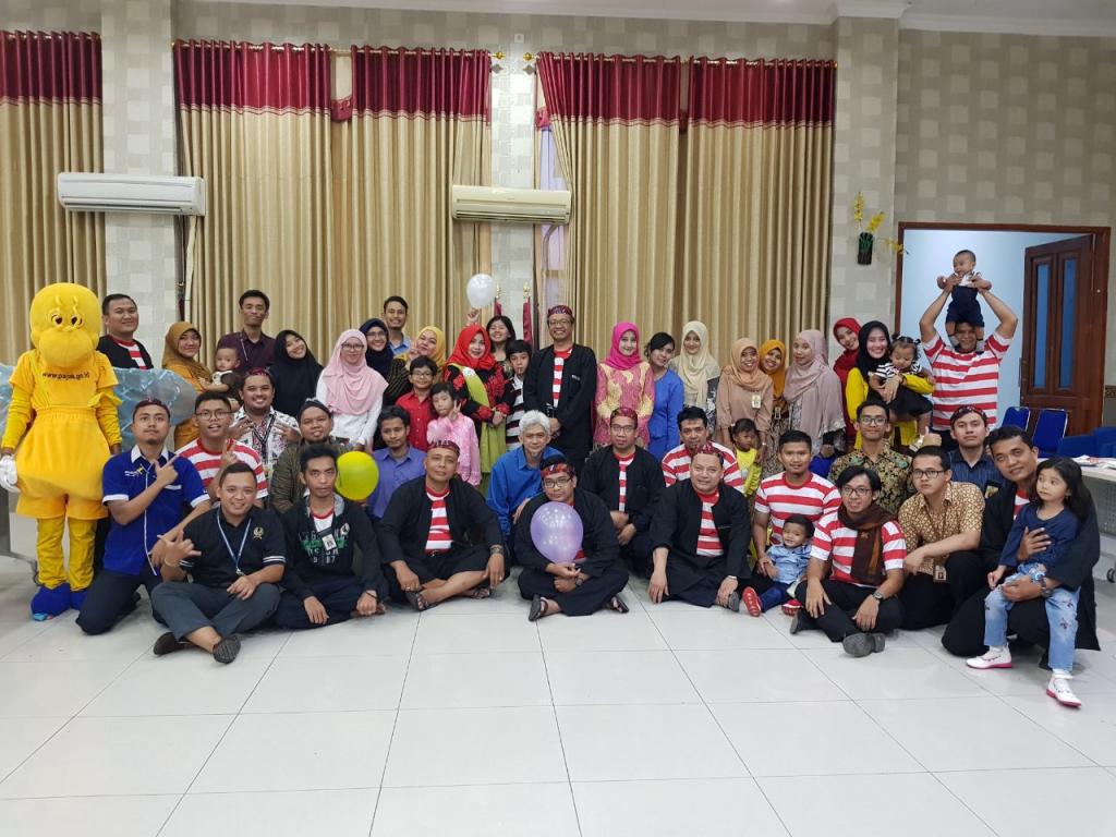 Sesi foto bersama dengan seluruh keluarga