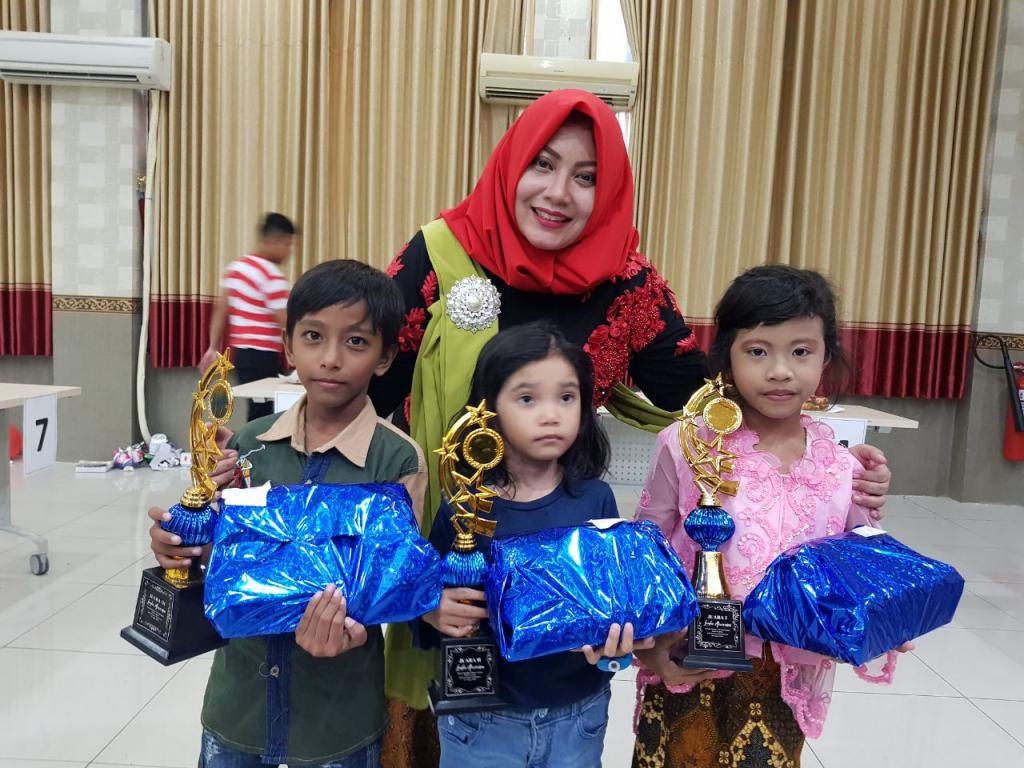 Penyerahan hadiah lomba mewarnai untuk anak-anak oleh Ibu ketua Dharma Wanita