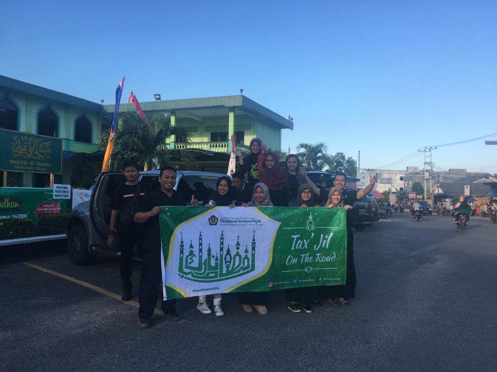 Pegawai KPP Pratama Bintan berfoto bersama sebelum memulai kegiatan