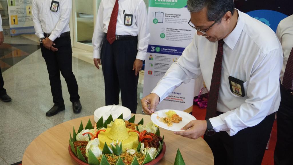 Pemotongan Nasi Tumpeng oleh Kepala KPP Pratama Mamuju memperingati Hari Pajak
