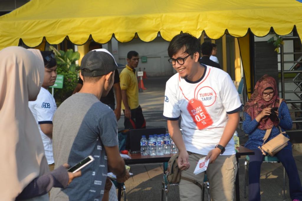 Pegawai KPP Karawang Utara membagikan Minuman kepada masyarakat yang berolahraga pada Car Free Day Karawang