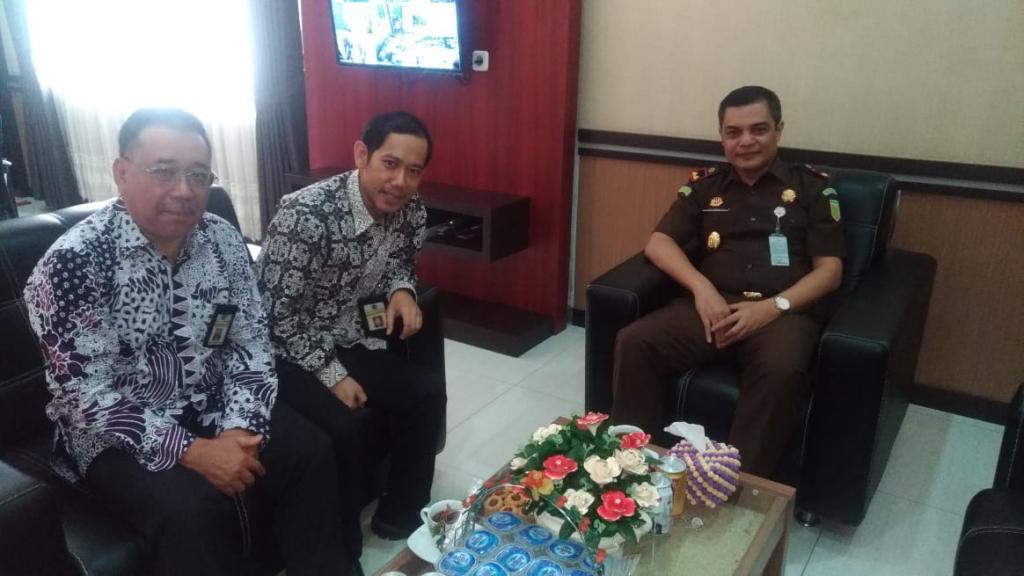 Kepala KPP Pratama Tanjung Redeb G.A Yudha Hadiyanto bersama Kepala Seksi Ekstensifikasi KPP Pratama Tanjung Redeb dan Kepala Kejaksaan Tinggi Kabupaten Berau