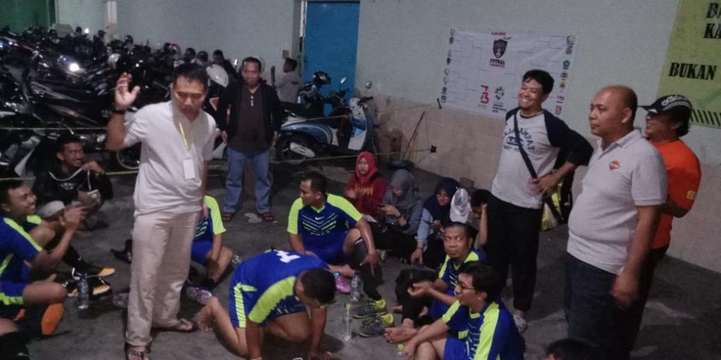 Tampak Manager Tim, Hendriyanto memberikan arahan kepada seluruh pemain