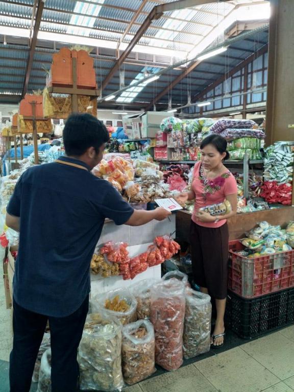 Para pedagang antusias mendengarkan informasi penurunan tarif pajak UMKM di sela-sela kesibukannya berdagang di Pasar Galiran Klungkung
