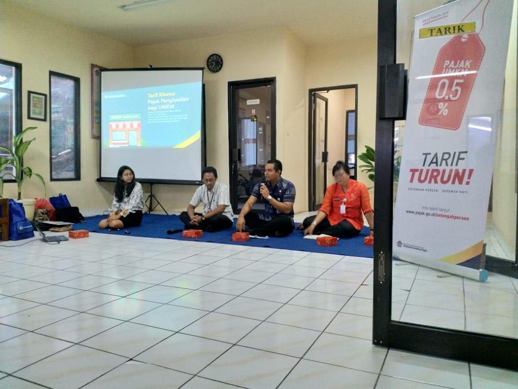 Kepala UPT Pasar Klungkung I Komang Widyasa Putra membuka acara sosialisasi tarif pajak UMKM 0,5% di Kantor Pasar Galiran Klungkung