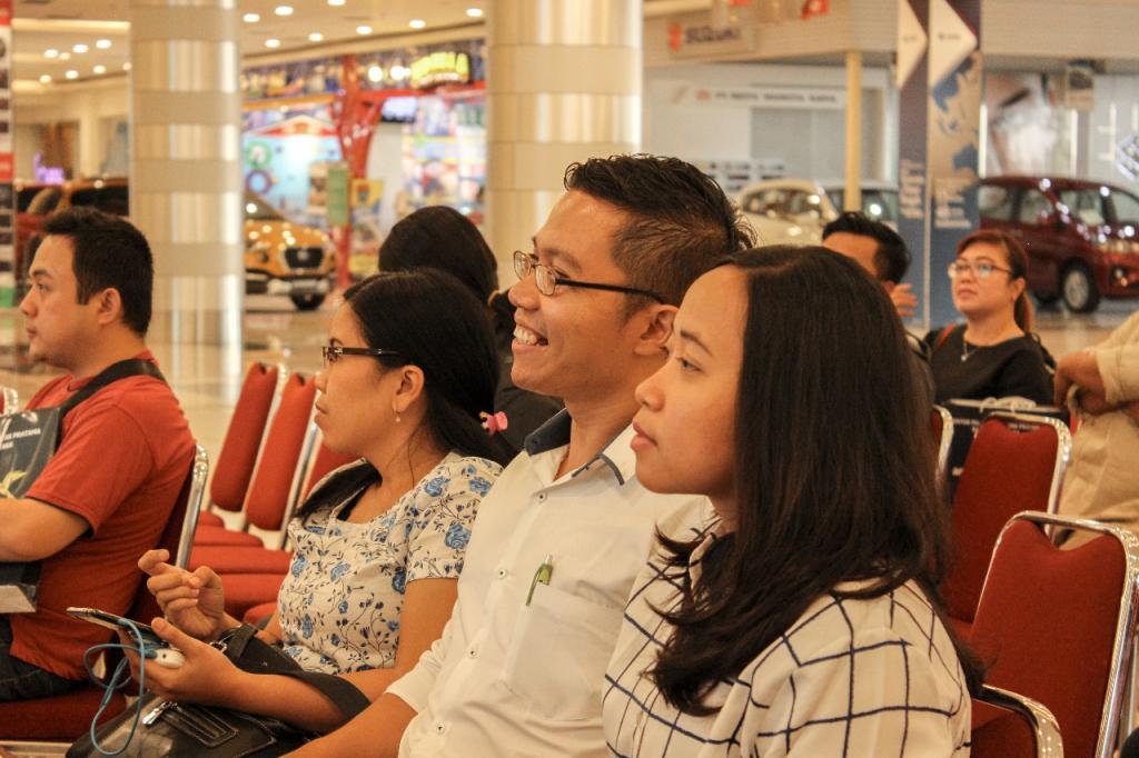 Wajib Pajak UMKM tampak mengamati pemaparan materi PP 23 Tahun 2018