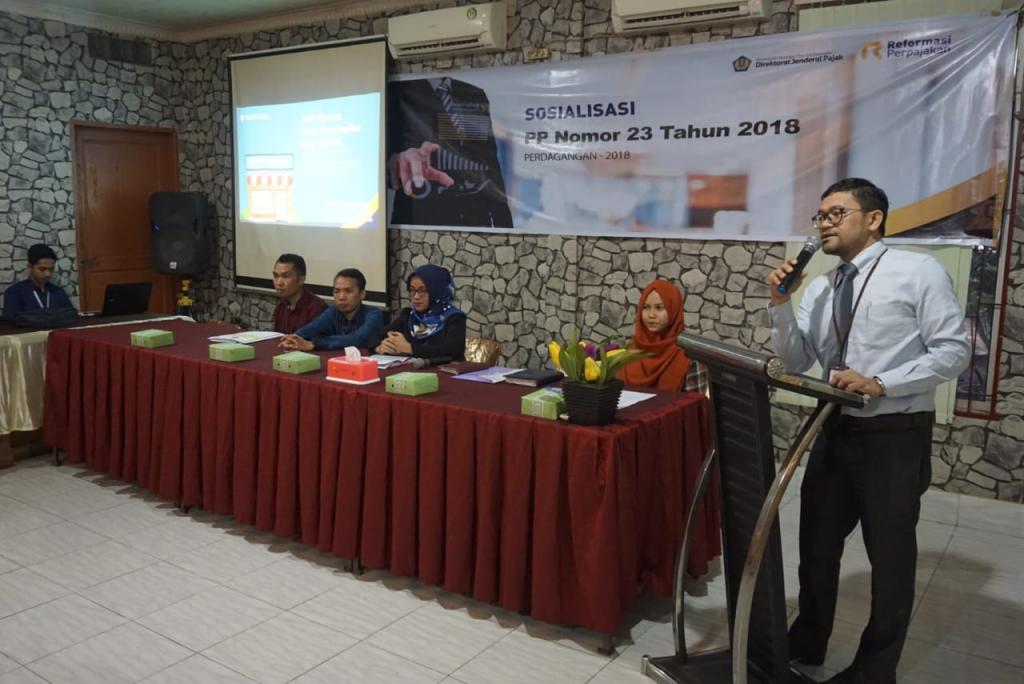 Kepala KP2KP Perdagangan membuka acara dengan memberikan sambutan kepada wajib pajak