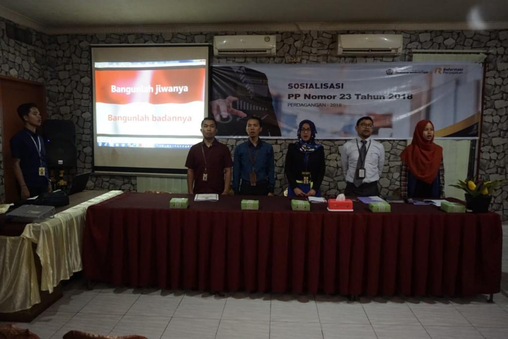 Menyanyikan lagu Indonesia Raya sebagai wujud dari cinta tanah air