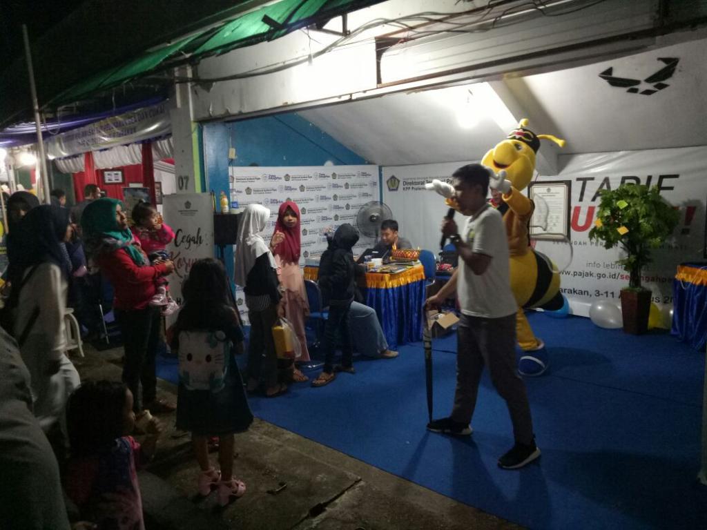 Suasana pameran pada malam hari