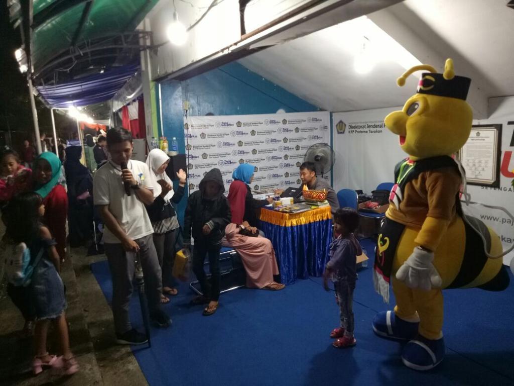 Suasana pameran pada malam hari