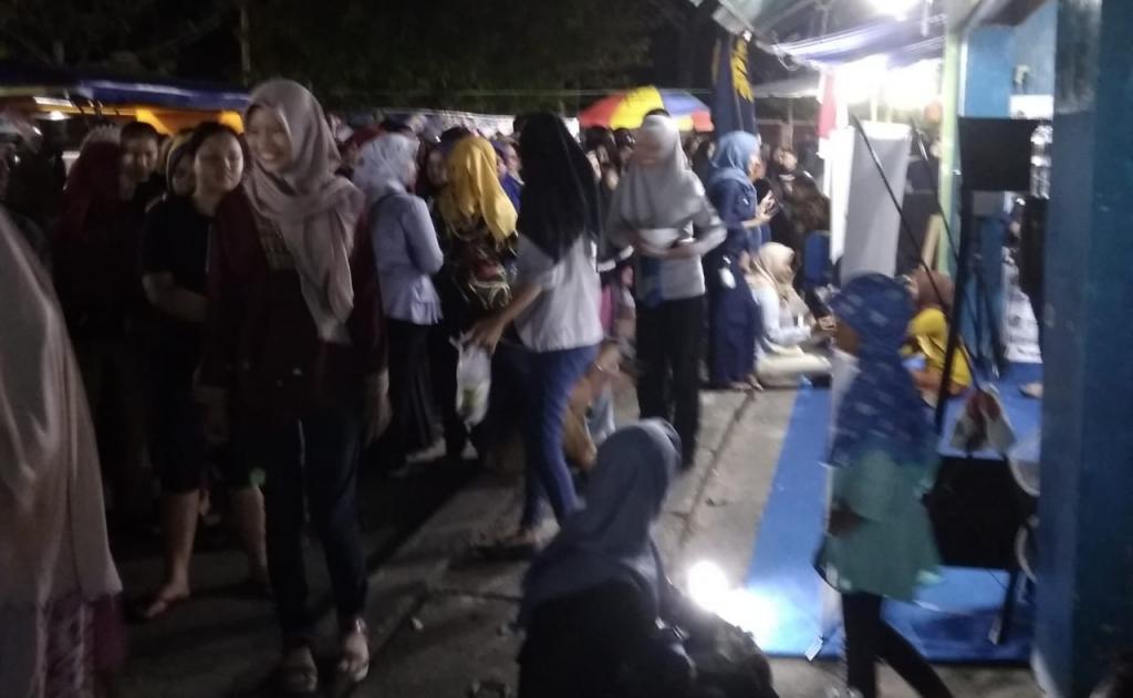Suasana pameran pada malam hari