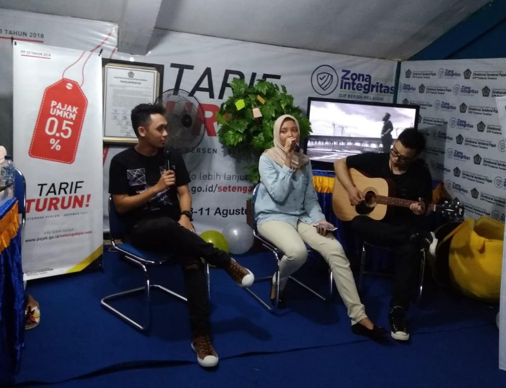 Hiburan akustik oleh pegawai