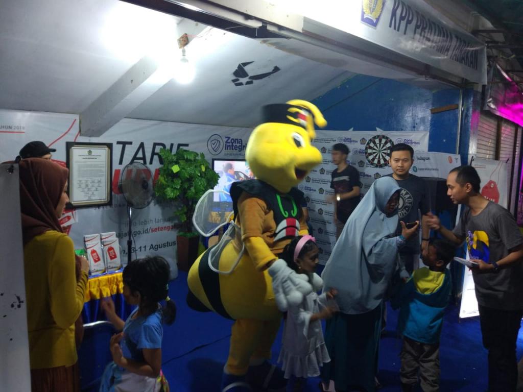 Suasana pameran pada malam hari