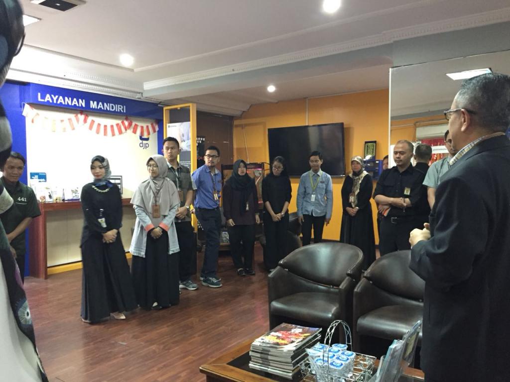 Segenap pegawai seksi pelayanan menyimak arahan dari Kepala KPP Madya Bandung Andi Setiawan.