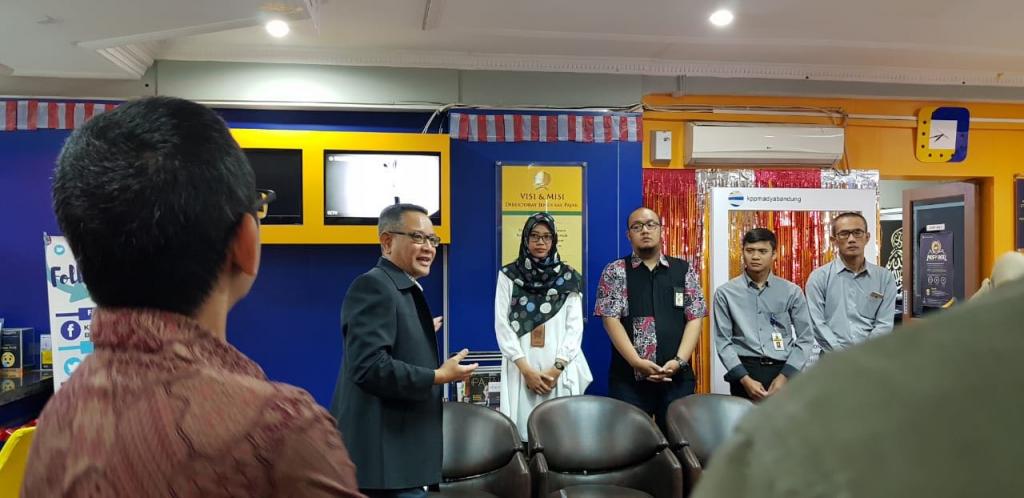 Kepala KPP Madya Bandung Andi Setiawan memimpin kegiatan Morning Briefing pada Kamis (16/8) di Tempat Pelayanan Terpadu (TPT).