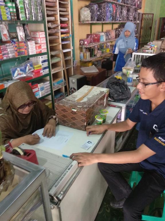 Seorang wajib pajak memberikan keterangan kepada petugas.