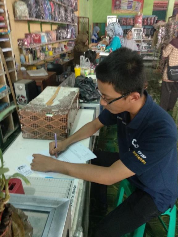 Petugas melakukan wawancara dengan wajib pajak.