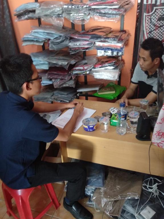 Petugas melakukan penyuluhan tentang PP 23 tahun 2018.