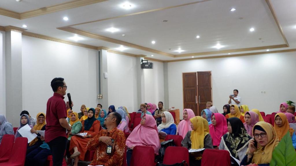 Sesi perkenalan yang dimulai dari pemateri acara