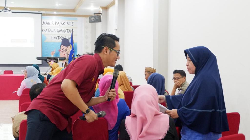 Menjawab berbagai pertanyaan-pertanyaan kritis yang diajukan oleh peserta Bimtek