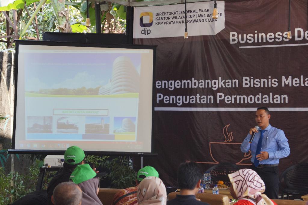 Narasumber Zenal AO Kredit Mikro dari bank bjb sedang memaparkan materi penguatan permodalan usaha