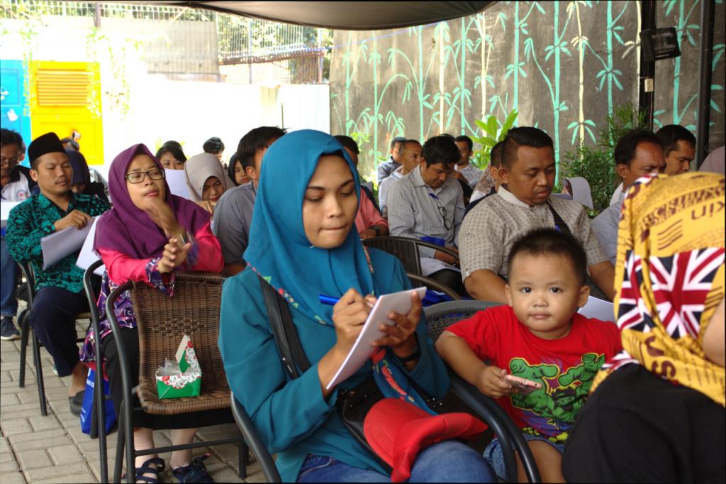 Peserta serius memperhatikan materi yang dipaparkan oleh narasumber