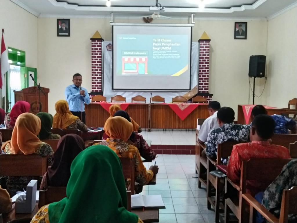 Yudhi Dwi Putranto, AR KPP Ponorogo menyampaikan materi sosialisasi