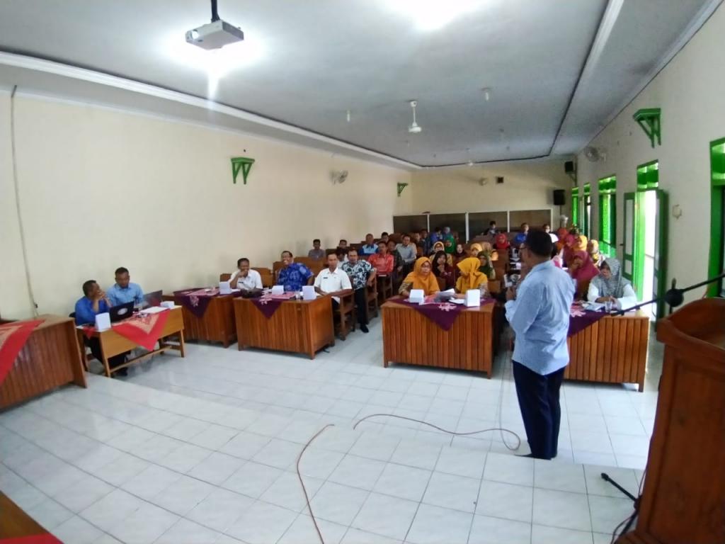 Suwandi, AR KPP Ponorogo menyampaikan materi sosialisasi