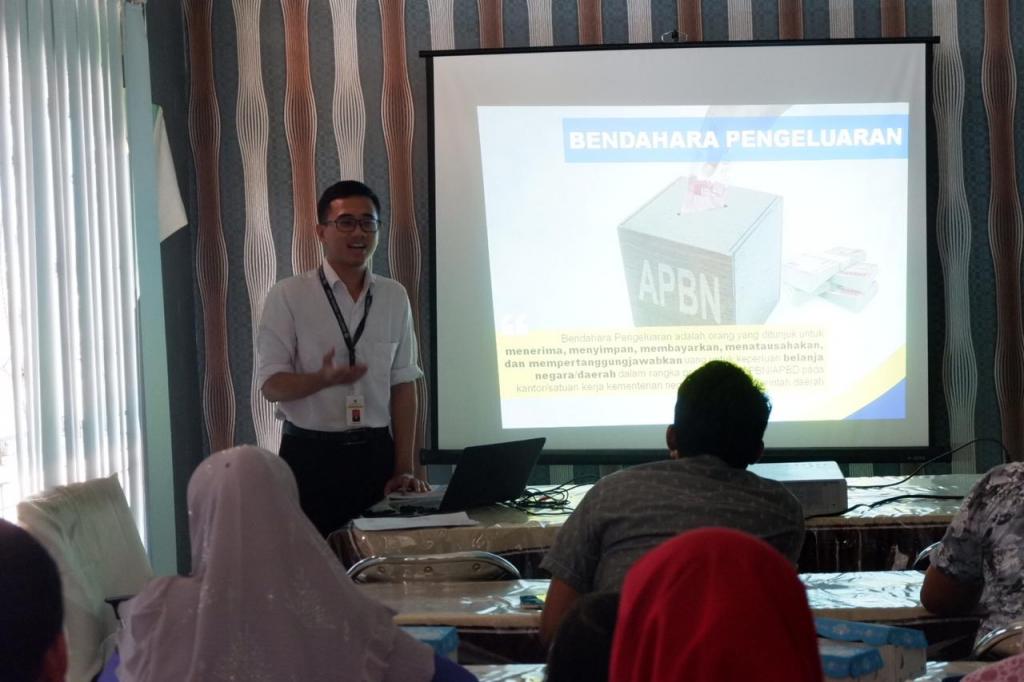 Pemateri Menyampaikan Materi