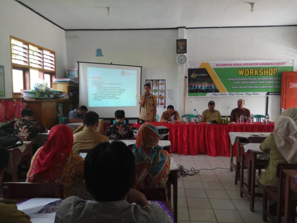 Ketua Gugus Kembangmanis Cugenang, Lukman Apandi selaku tuan rumah membuka acara workshop sekaligus memberikan sambutan.