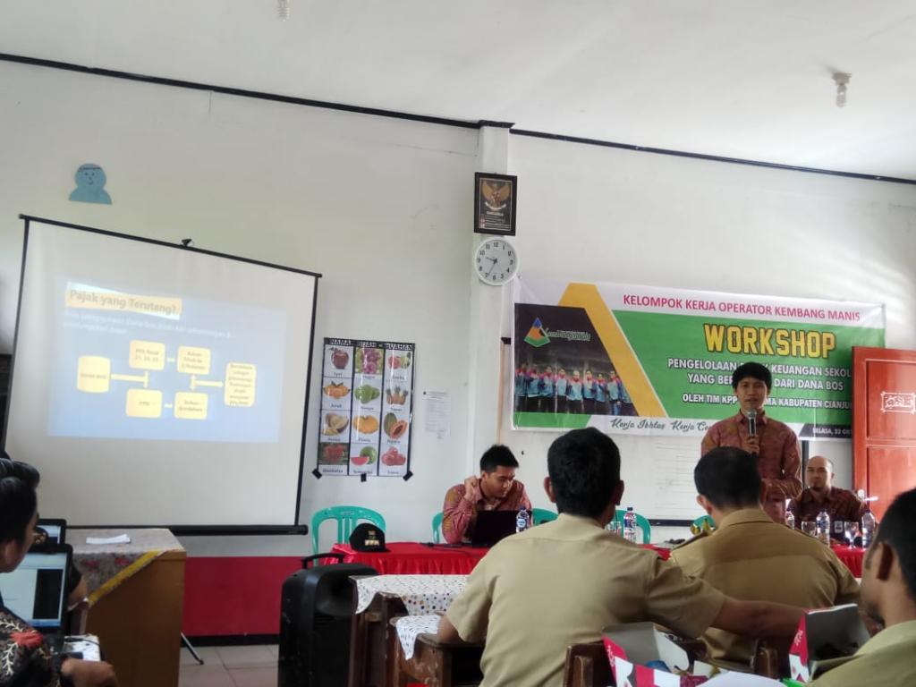 Penyuluh pajak KPP Pratama Cianjur menyampaikan materi terkait gambaran umum aspek perpajakan Dana BOS.