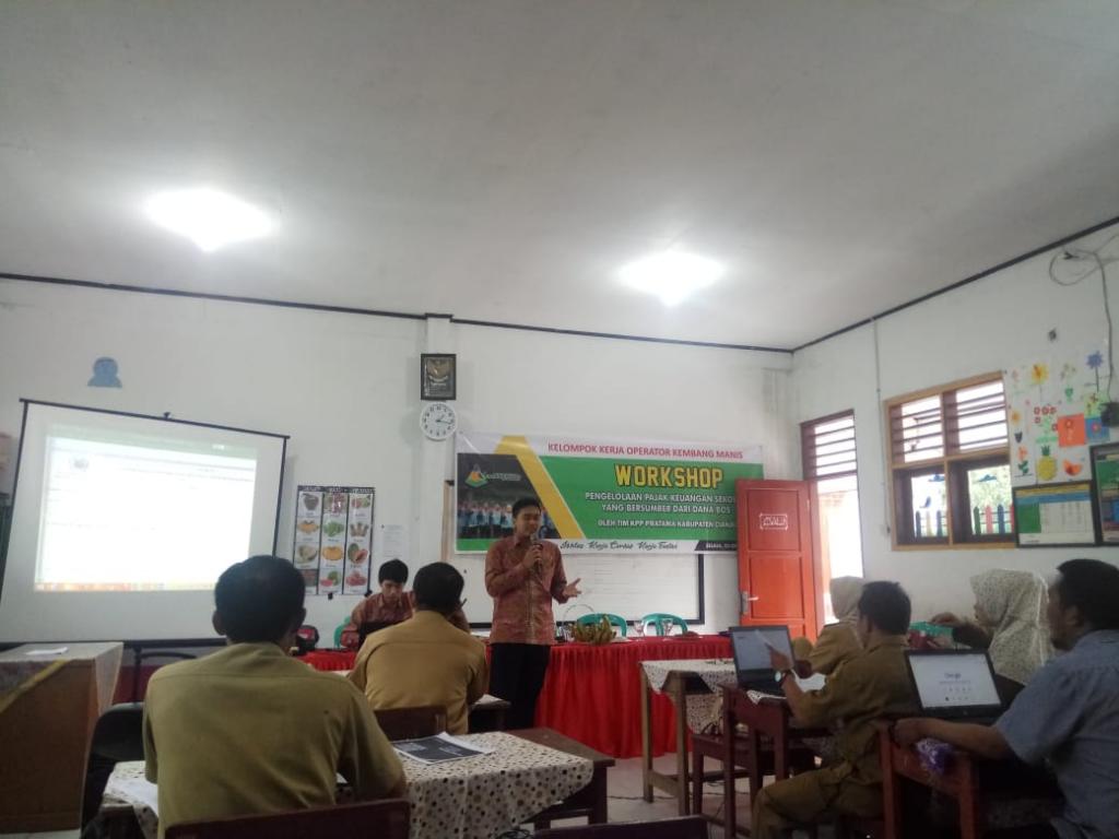 Pada sesi kedua, penyuluh pajak menyampaikan materi berupa tutorial pengisian SPT Masa secara manual kepada seluruh peserta.