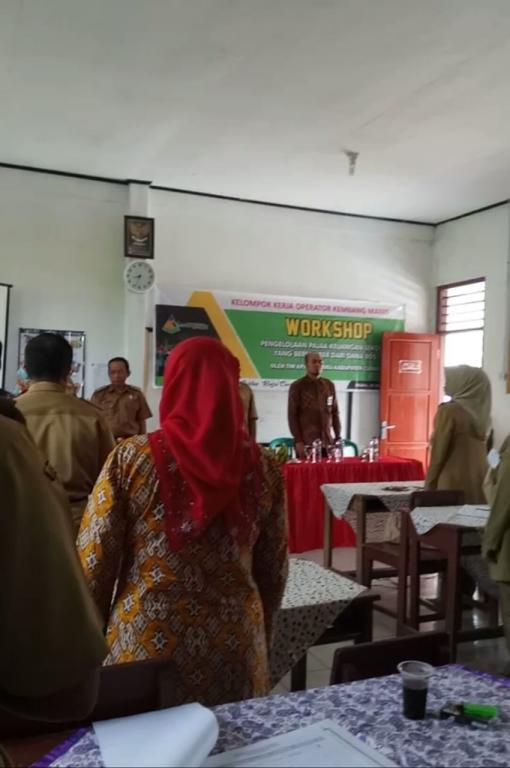 Sebelum acara dibuka, seluruh hadirin menyanyikan lagu kebangsaan Indonesi Raya.