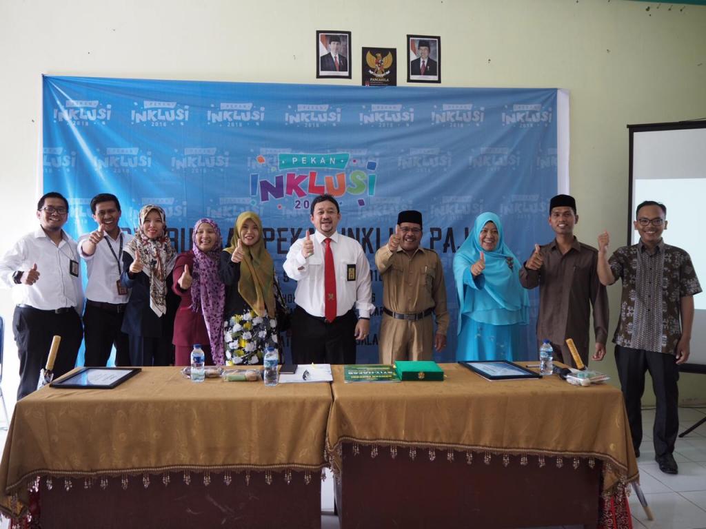 Foto bersama seluruh jajaran Perguruan Tinggi dengan STIT Hamzah Fansuri dan Akbid Medika Persada di Aula STIT Hamzah Fansuritinggi