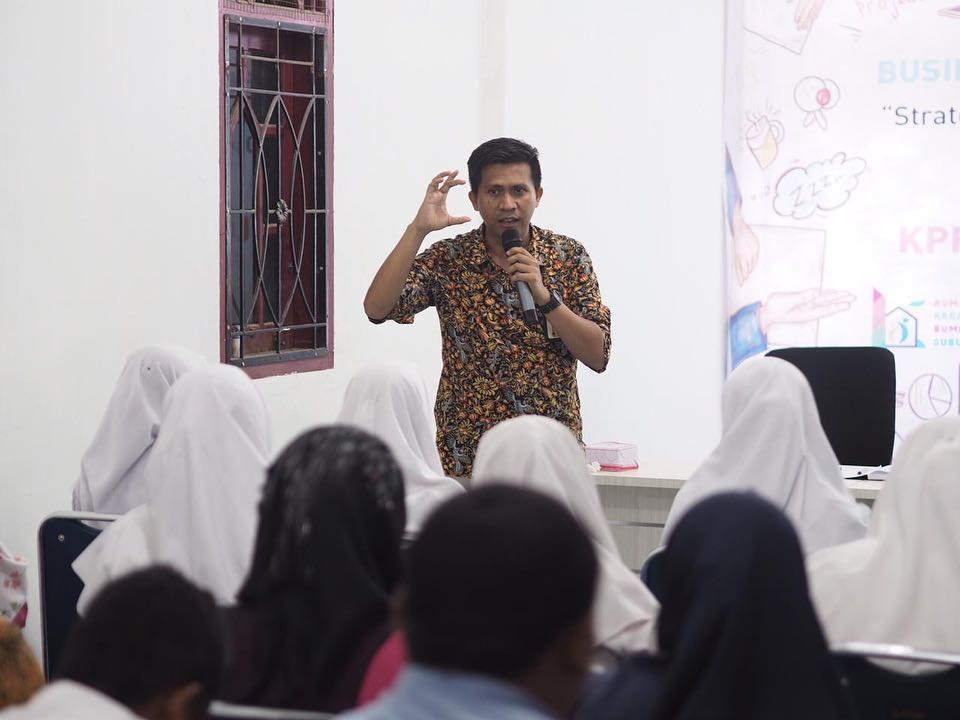 Pemateri 3, Deni Hidayat (KPP Pratama Subulussalam) menyampaikan mengenai PP 23 Tahun 2018 dan sedikit pengenalan akuntansi bagi UMKM.