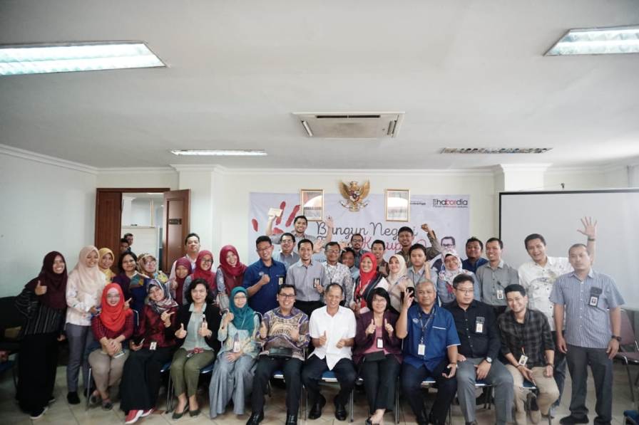 Foto bersama seluruh peserta seminar.