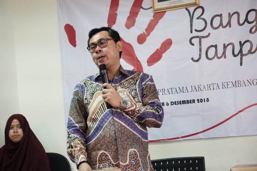 Yustinus Prastowo mengisi materi seminar.