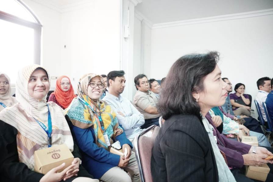 Pegawai KPP Pratama Jakarta Kembangan mengikuti seminar.