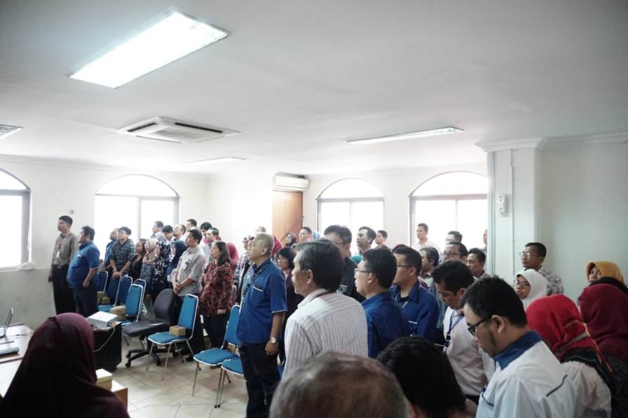 Lagu Indonesia Raya dinyanyikan bersama oleh seluruh peserta seminar.