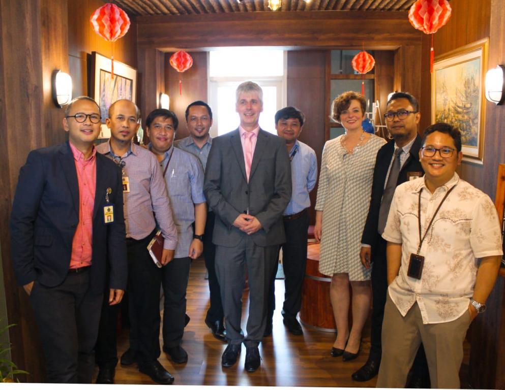 Foto bersama dengan tim dari KPP Wajib Pajak Besar Satu