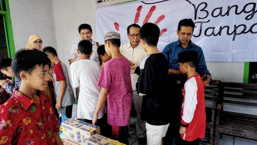 Anak Panti Asuhan Al-Mubarak bersalim-saliman dengan pegawai KPP Bengkulu