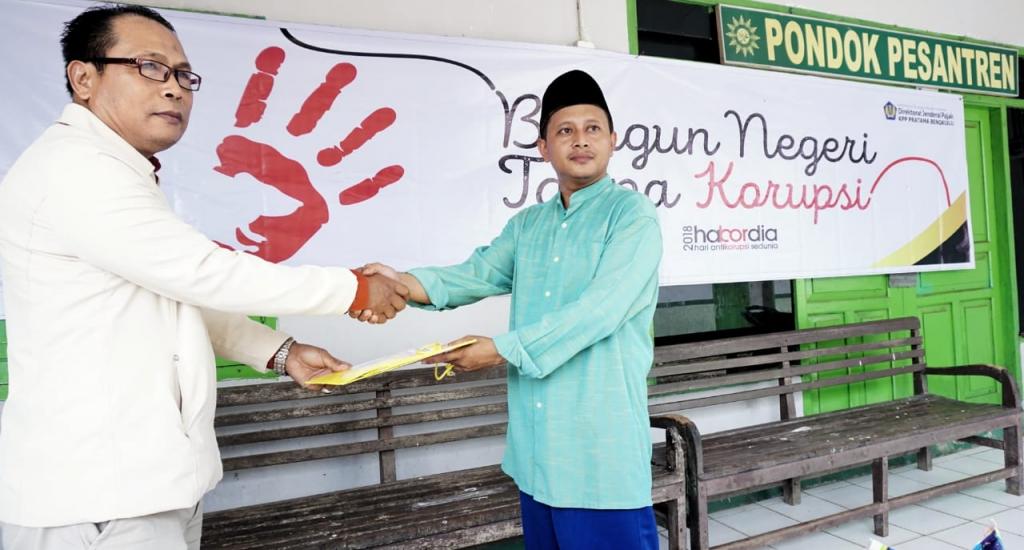 Pemberian Uang Kepada Panti Asuhan